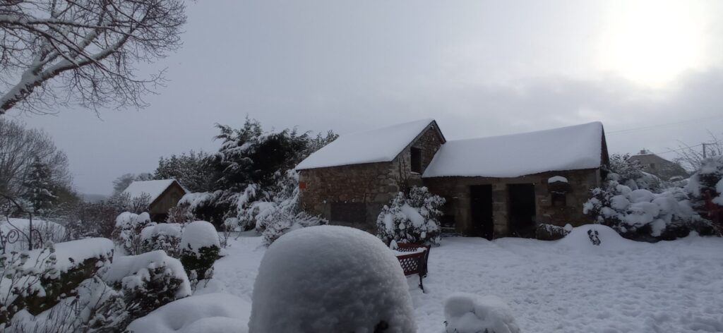 Le refuge maison d'hôtes sous la neige dans les combrailles